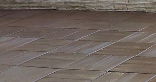 Бетонная брусчатка двора в Малоярославце в октябре