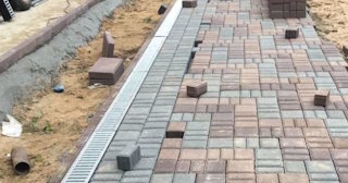 Профессиональная укладка плитки на улице в Малоярославце в октябре
