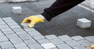 Монтаж тротуарной плитки на даче в Малоярославце в октябре