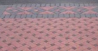 Укладка тротуарной плитки на старое бетонное основание в Малоярославце в октябре